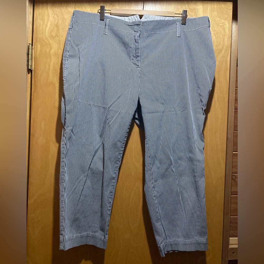 Lands’ End Seersucker Capri Pants